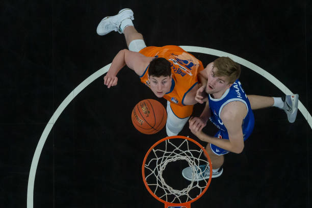 艾伦凭借其 艾伦凭借其