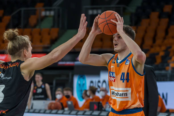 直接竞争对 直接竞争对